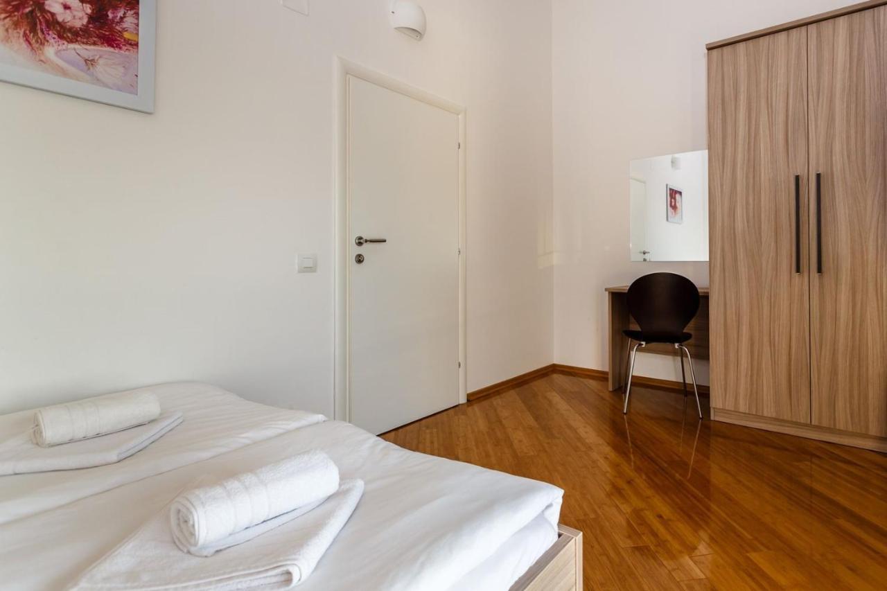 Apartments Adria Malinska Buitenkant foto